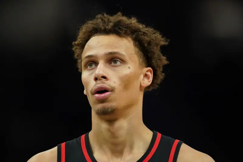 ▲澳洲籃球新星Dyson Daniels榮獲本季NBA「年度最佳進步球員獎」（Most Improved Player），獲頒象徵該獎榮譽的「George Mikan Trophy」。（圖／美聯社／達志影像）