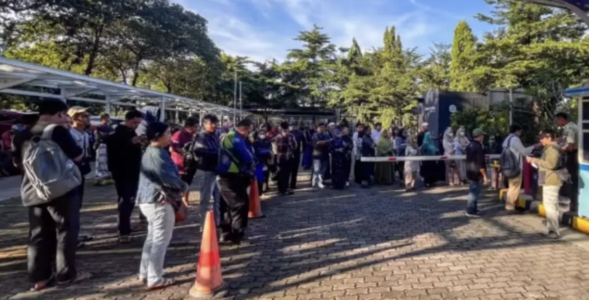 ▲印尼出現許多排隊買黃金的民眾。（圖／翻攝自CNA）