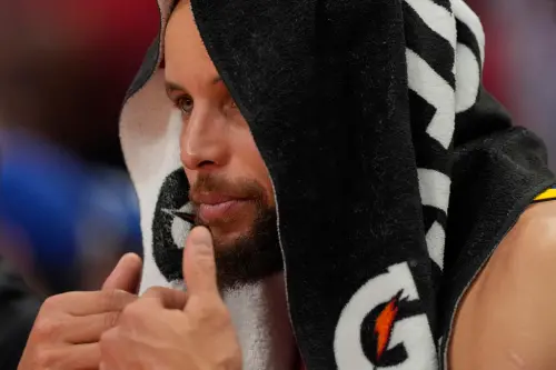 ▲火箭球員多次針對Stephen Curry受傷的右手拇指出手，勇士方面主帥Steve Kerr和Draymond Green賽後都表達不滿，認為對手作法逾越底線，甚至呼籲聯盟應正視此問題。（圖／美聯社／達志影像）