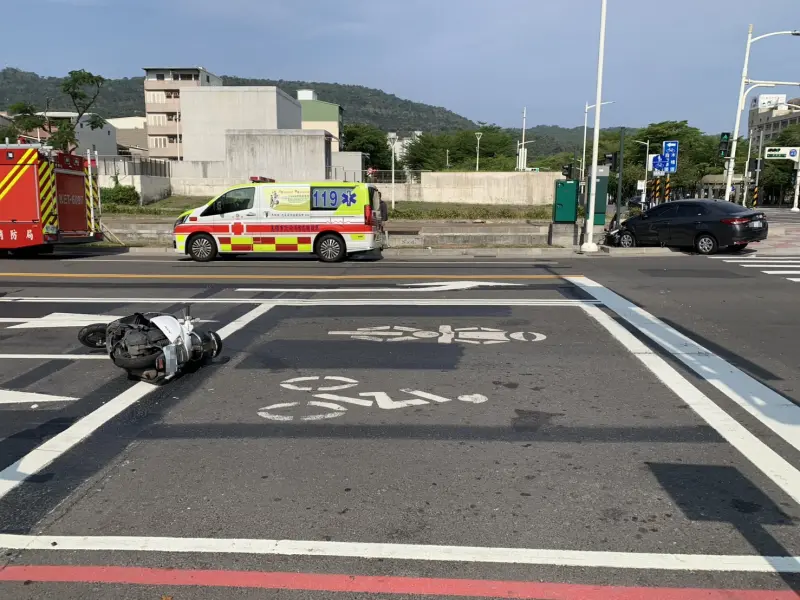▲高雄市鼓山區馬卡與青海路口今天上午發生一起車禍，騎普通重型機車的曾男疑似逆向又闖紅燈，與自小客車發生碰撞，衝進旁邊的輕軌軌道。（圖／鼓山分局提供）