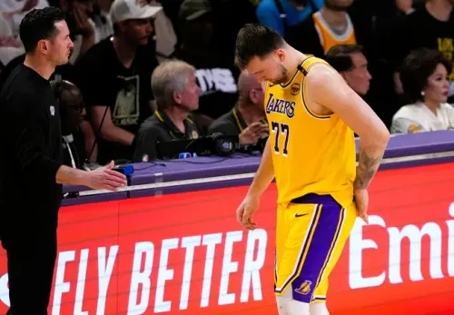 Luka Doncic疑似背部受傷,目前已返回休息室治療,出賽狀況未明。(圖/路透/達志影像) ▲Luka Doncic疑似背部受傷,目前已返回休息室治療,出賽狀況未明。(圖/路透/達志影像)