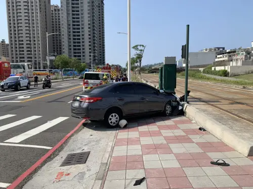 ▲曾姓男子騎普通重型機車疑似逆向又闖紅燈，與駕駛自小客車的陳姓女子發生碰撞，衝進旁邊的輕軌軌道。（圖／鼓山分局提供）