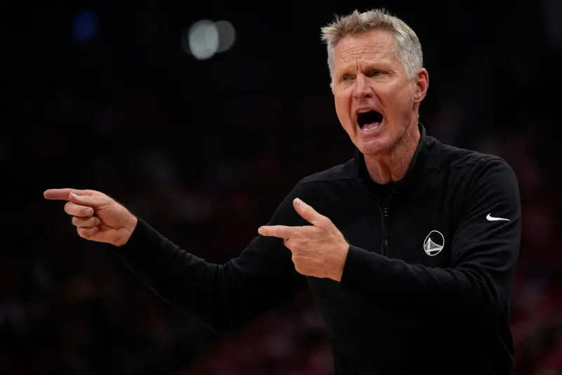 ▲金州勇士在客場以103：89力克休士頓火箭，締造「老七傳奇」晉級次輪。當家球星Stephen Curry與Draymond Green雙雙打出關鍵表現。賽後勇士主帥Steve Kerr除了高度讚揚球隊的表現，也特別提及兩位領袖的影響力。（圖／美聯社／達志影像）