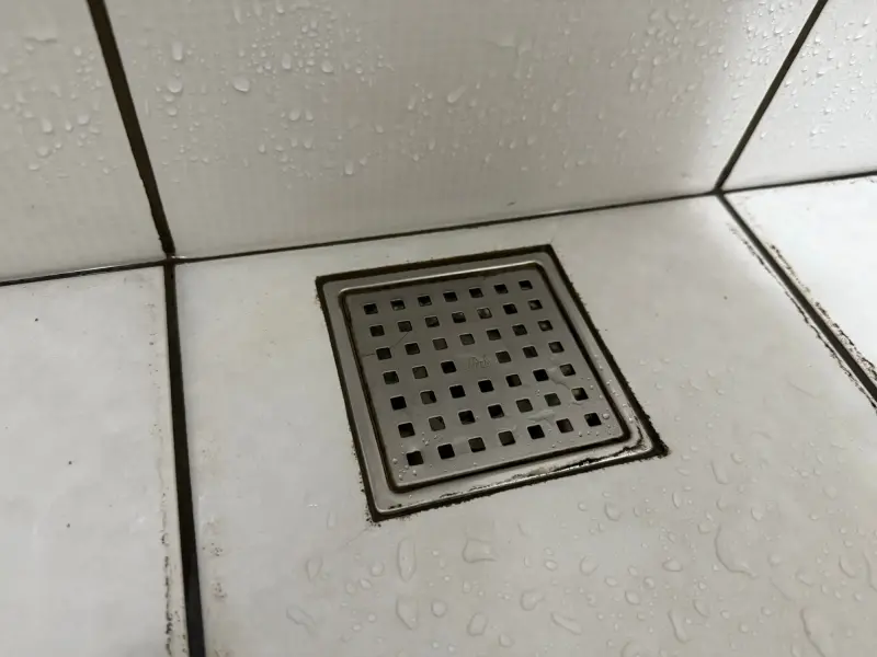 ▲有民眾發現自家排水口打開，裡面竟然沒有排水管！（示意圖／記者張家瑋攝）