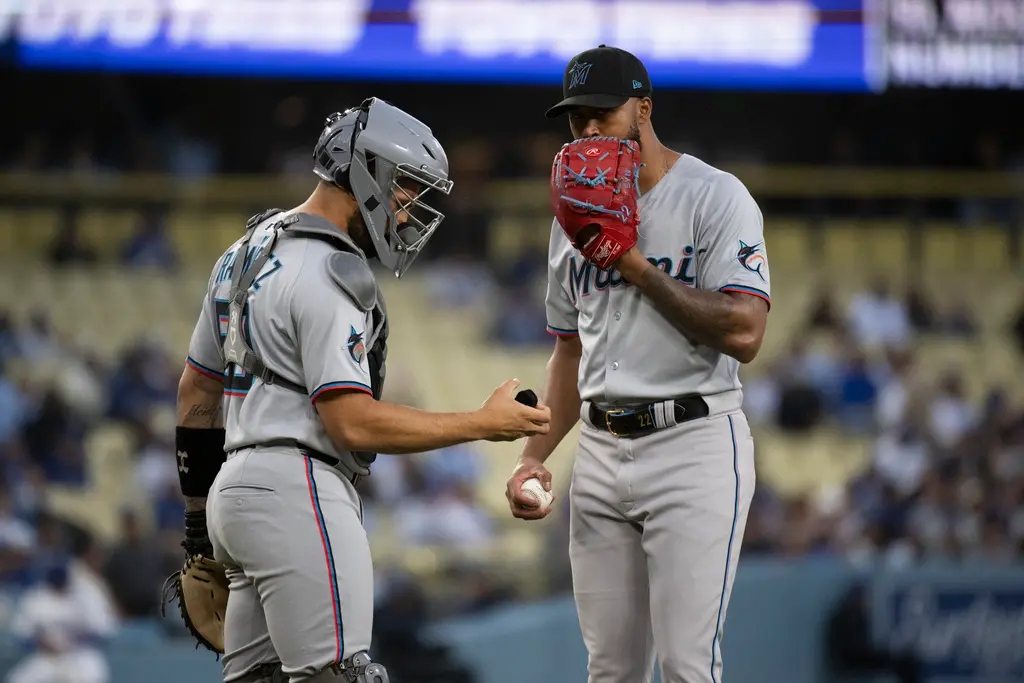 ▲美國職業棒球大聯盟（Major League Baseball）邁阿密馬林魚塞揚強投Sandy Alcantara昨（30）日遭洛杉磯道奇打線血洗，開賽首球就被大谷扛出全壘打牆，投不到三局就痛失7分，寫下本季最慘紀錄。（圖／美聯社／達志影像）