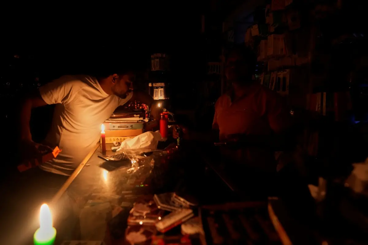 ▲歐洲的西班牙、葡萄牙4月底大停電，圖為馬德里民眾點蠟燭。（圖／美聯社／達志影像）