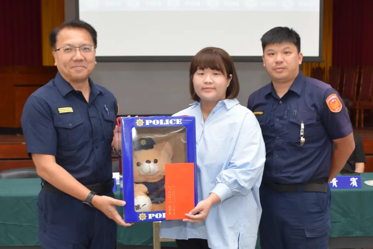 ▲第一分局對蕭女英勇助警的表現昨（4/30）特別頒發「第一英熊」表揚。(圖/記者鄧力軍攝)