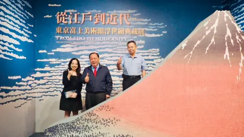 ▲澎湖縣縣長陳光復於展場內留影。(圖/創價美術館提供) ▲澎湖縣縣長陳光復於展場內留影。(圖/創價美術館提供)