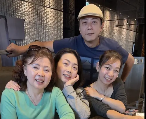 ▲廖雪菱（前排右）與廖錦德（後）都公開批評號稱爸爸廖峻「主要照顧者」的楊小姐。（圖／摘自FB）