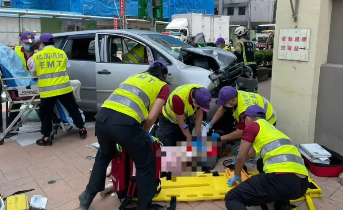 ▲桃園市一名67歲陳姓男子駕車載著71歲趙姓婦人，自八德區中山路往大溪方向行駛，途中車輛突暴衝猛撞路邊一對夫妻。（圖／桃園市消防局提供）