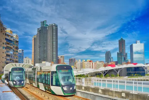 ▲為提升搭乘品質與尖峰時段運能,捷運局已啟動增購列車計畫,將進一步縮短尖峰班距。(圖/高市府捷運局提供) ▲為提升搭乘品質與尖峰時段運能,捷運局已啟動增購列車計畫,將進一步縮短尖峰班距。(圖/高市府捷運局提供)