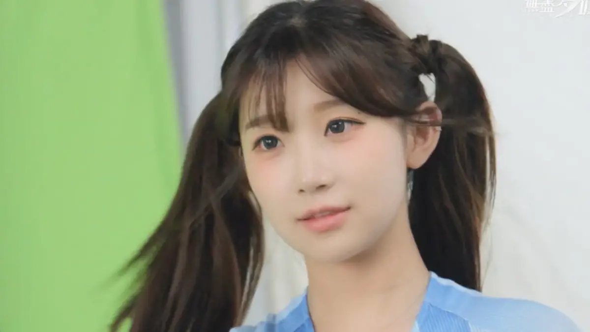 ▲啦啦隊女神李珠珢代言手遊《無盡夢迴》的幕後影片曝光，她在影片中綁雙馬尾、著短裙熱舞，素顏的待機畫面也被公開，呆萌的樣子實在是太可愛。（圖／《無盡夢迴》官方頻道 YouTube）