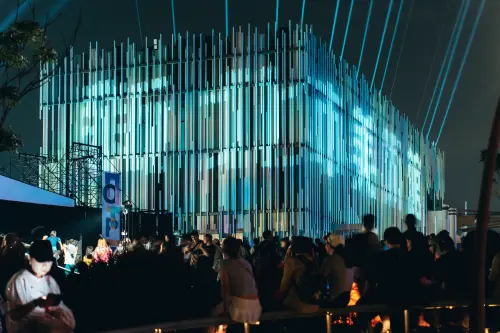 ▲建築光雕展演將新北市美術館建築立面，化為色彩與光影交織的畫布。(新北市文化局提供)