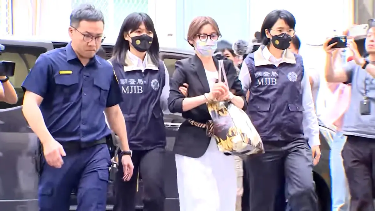 ▲調查官移送網紅貴婦奈奈（中）到北檢歸案。（圖／記者嚴俊強攝）