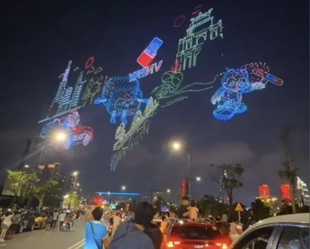 ▲越南政府近期慶祝南方解放50周年，中國派無人機點亮胡志明夜空。（圖／翻攝自影片）