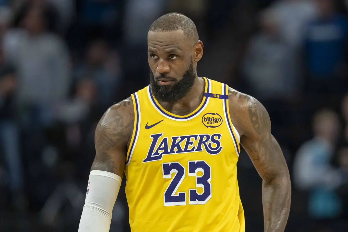 ▲洛杉磯湖人在季後賽首輪慘遭淘汰，「詹皇」LeBron James未來動向引發關注，40歲的他是否考慮退休引起球迷熱議。（圖／路透／達志影像）
