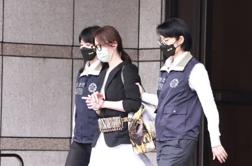 ▲貴婦奈奈押解時上銬，但她並未刻意用衣物遮掩。（圖／記者吳翊緁攝）