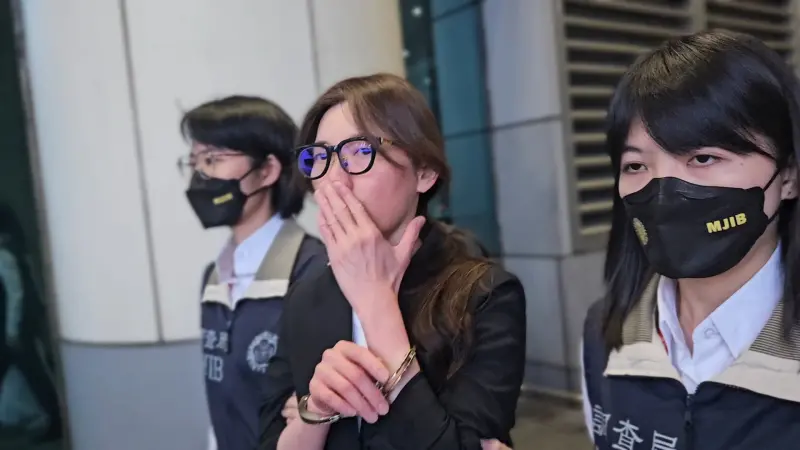 ▲貴婦奈奈押解路上有記者跟拍，仍大方露出手銬。（圖／記者劉松霖攝）