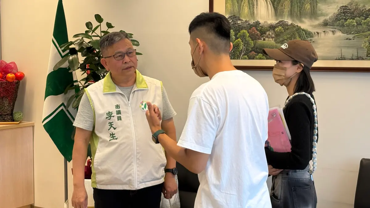 ▲受害學童家長向市議員李天生陳情。（圖／記者顏幸如攝，2025.05.01）