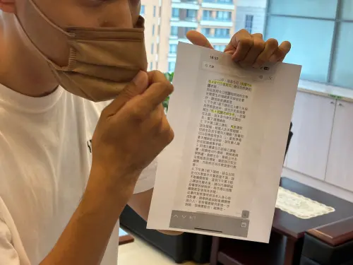 ▲受害學童家長出示代課老師的書面說明，詳述被學生追進廁所的過程。（圖／記者顏幸如攝，2025.05.01）