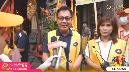 在白沙屯拱天宮往北港徒步進香直播的出發日的今(1)天下午,鏡頭捕捉到氣象署署長呂國臣和氣象女神伍婉華親赴現場播報天氣,讓信徒能知道最即時的天候資訊。(圖/翻攝白沙屯拱天宮YT) ▲在白沙屯拱天宮往北港徒步進香直播的出發日的今(1)天下午,鏡頭捕捉到氣象署署長呂國臣和氣象女神伍婉華親赴現場播報天氣,讓信徒能知道最即時的天候資訊。(圖/翻攝白沙屯拱天宮YT)