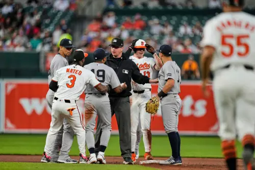 MLB/不滿被「騎在頭上」!觸殺動作爆發口角 洋基金鶯板凳清空