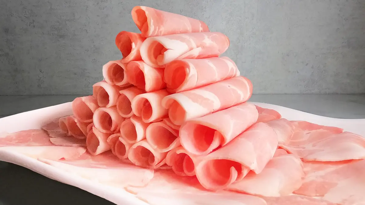 ▲51勞動節放假，計畫母親節孝親大餐了！肉多多火鍋四人同行點用套餐，招待媽媽免費贈送「大吃一斤肉肉山」。神旺大飯店「潮品集・潮坊」推全新菜單，「潮萃火焰瀨尿燒鵝」4吃桌邊秀，寵愛媽媽優惠價。（圖／樂多多集團提供）