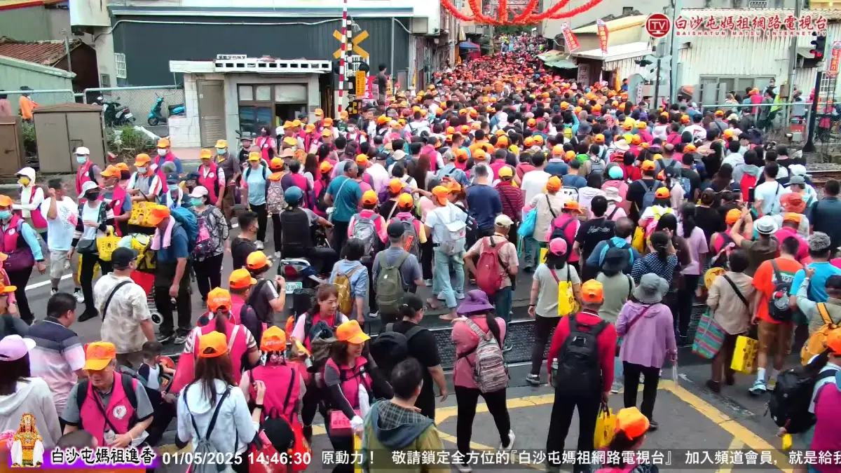 ▲今年白沙屯媽祖於昨（1）晚起駕出發，可見到北港拱天宮擠滿人潮的盛況。明天5月3日預計將到北港朝天宮，本文精選周邊平價美食小吃6家，包含60元牛肉湯、10元乾麵。（圖／翻攝白沙屯媽祖網路電視台YT）