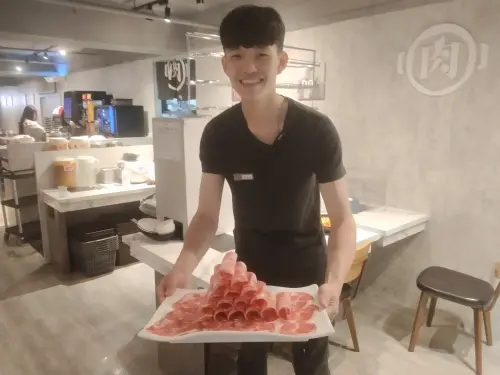 ▲肉多多火鍋寵愛媽媽「大吃一斤肉肉山」。（圖／樂多多集團提供）