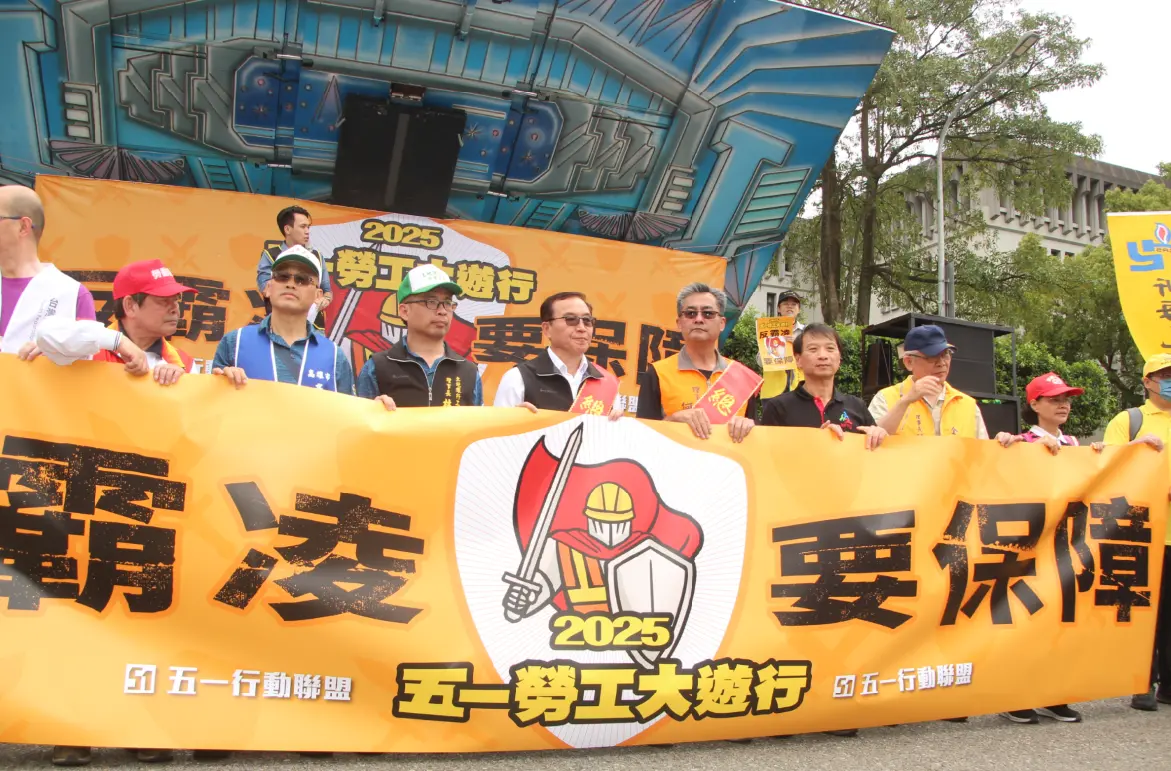 ▲勞動部表示，今天有觀察許多勞工朋友高舉「反霸凌、要保障」的手舉牌並吶喊口號，可以感受到許多勞工朋友對於政府要積極防治職場霸凌的期待。（記者鍾泓良攝影）