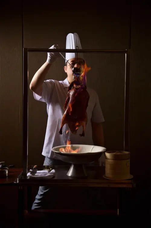 ▲考究明朝宮廷精緻菜品延伸的「潮萃火焰瀨尿燒鵝」新推4吃享受。（圖／神旺潮品集．潮坊提供）