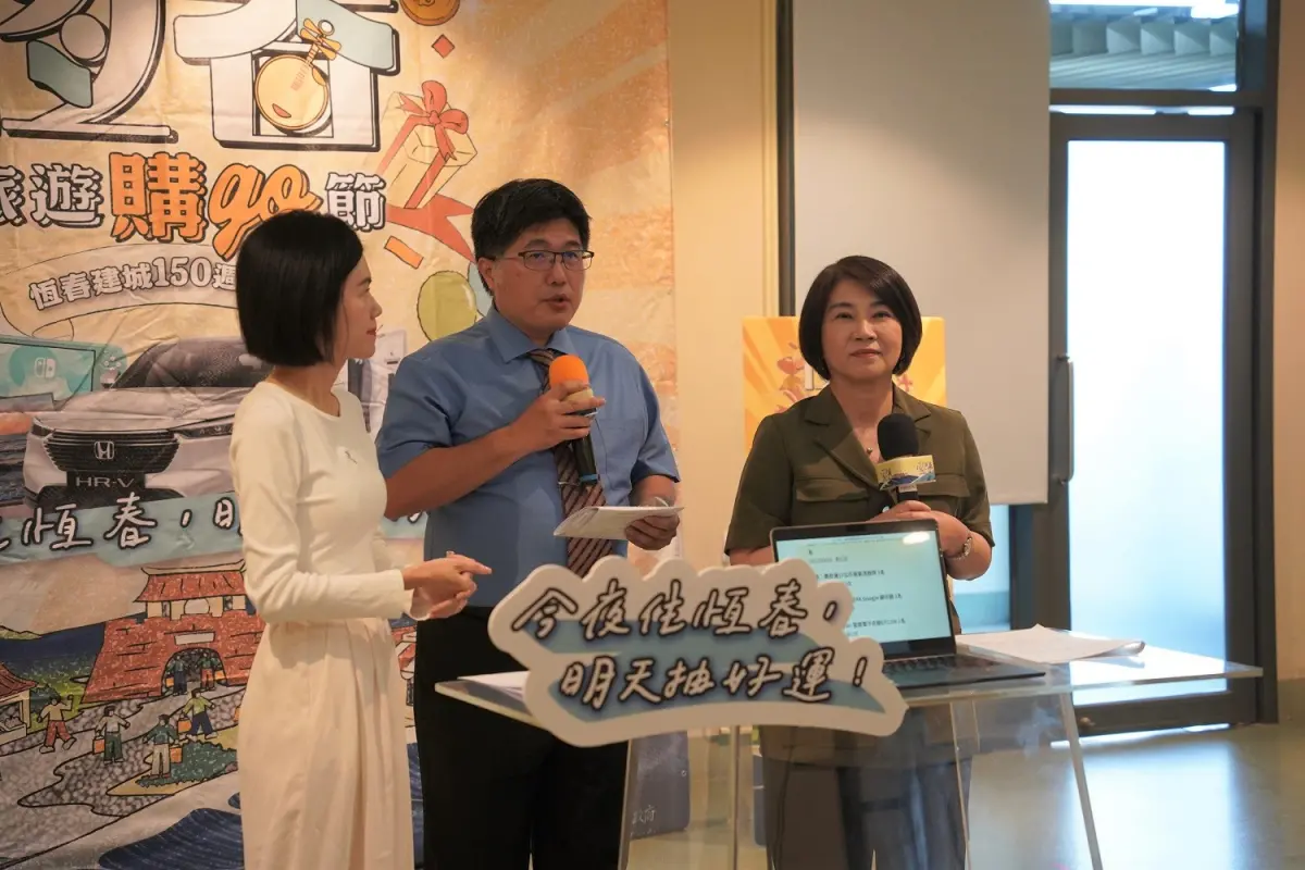 ▲抽獎活動在李華森律師（中）及民眾共同見證下進行，抽出市值百萬元休旅車得主。（圖／屏東縣府提供）