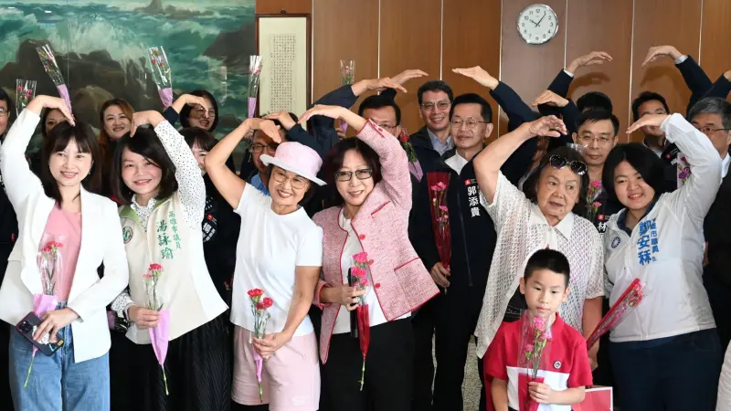 ▲高雄市議會今（1）日舉辦「大聲說愛媽媽」活動為母親節暖身。（圖／高雄市議會提供）