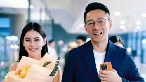 汪小菲與Mandy。(圖/翻攝自微博) ▲汪小菲(右)去年和新歡Mandy(左)領證結婚,傳出5月將補辦婚禮,怎料近日Mandy卻遭前夫Robert踢爆當年婚內出軌,怒發身分證配偶欄。(圖/翻攝自微博)