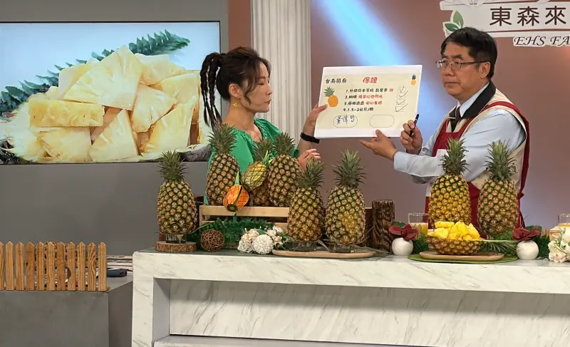 ▲台南市長黃偉哲今天北上行銷台南最新鮮、最美味的關廟鳳梨，在短短的40分鐘內，4000公斤鳳梨便訂購一空。（圖／南市府提供）