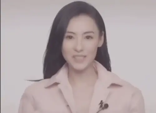 ▲張柏芝近年來的「好媽媽」形象逐漸取代「血拚敗家女」的昔日印象，但她仍然喜歡買名牌，只不過現在是花自己賺來的錢，外界也沒話好說。（圖／摘自張柏芝IG）