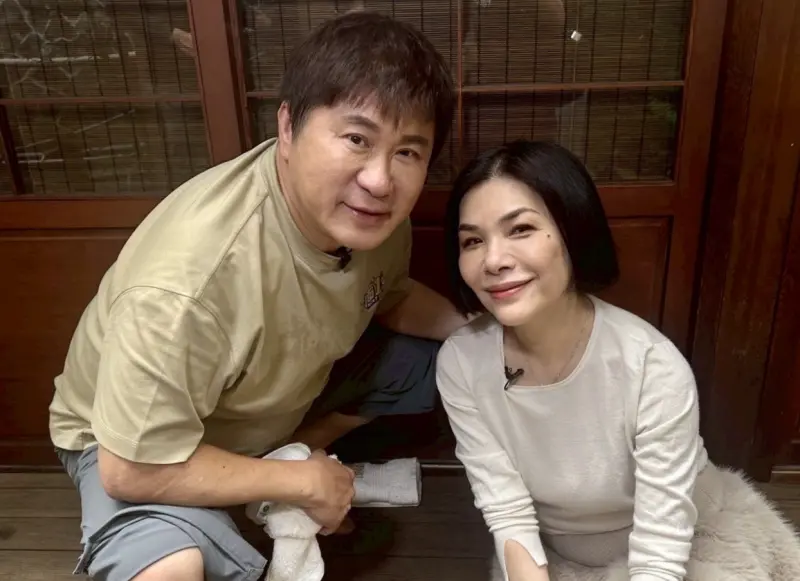 ▲胡瓜（左）的YouTube頻道節目《下面一位》請來好友張清芳，兩人聊天中竟揭露張清芳經典對唱歌〈這些日子以來〉，被誤會是同志情歌，在新加坡禁唱一年。（圖／下面一位提供）