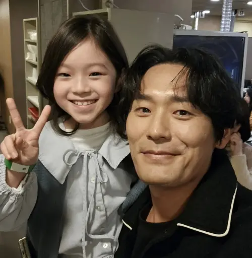 ▲崔代勳（右）在《苦盡柑來遇見你》中飾演夫商吉。（圖／ye_.yeonjoo IG）