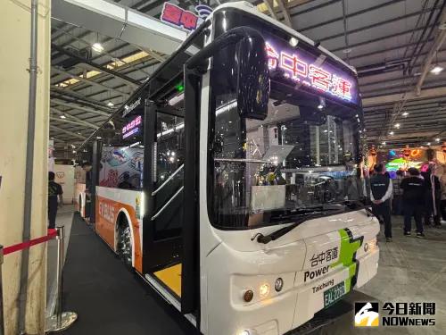 「2025商用車大展」盛大登場 三大主軸呈現商用車未來趨勢 ▲台中電動公車開人展場,開放體驗先進駕駛輔助系統及多元支付驗票機,成為全場亮點。(圖/記者金武鳳攝,2025.5.1)