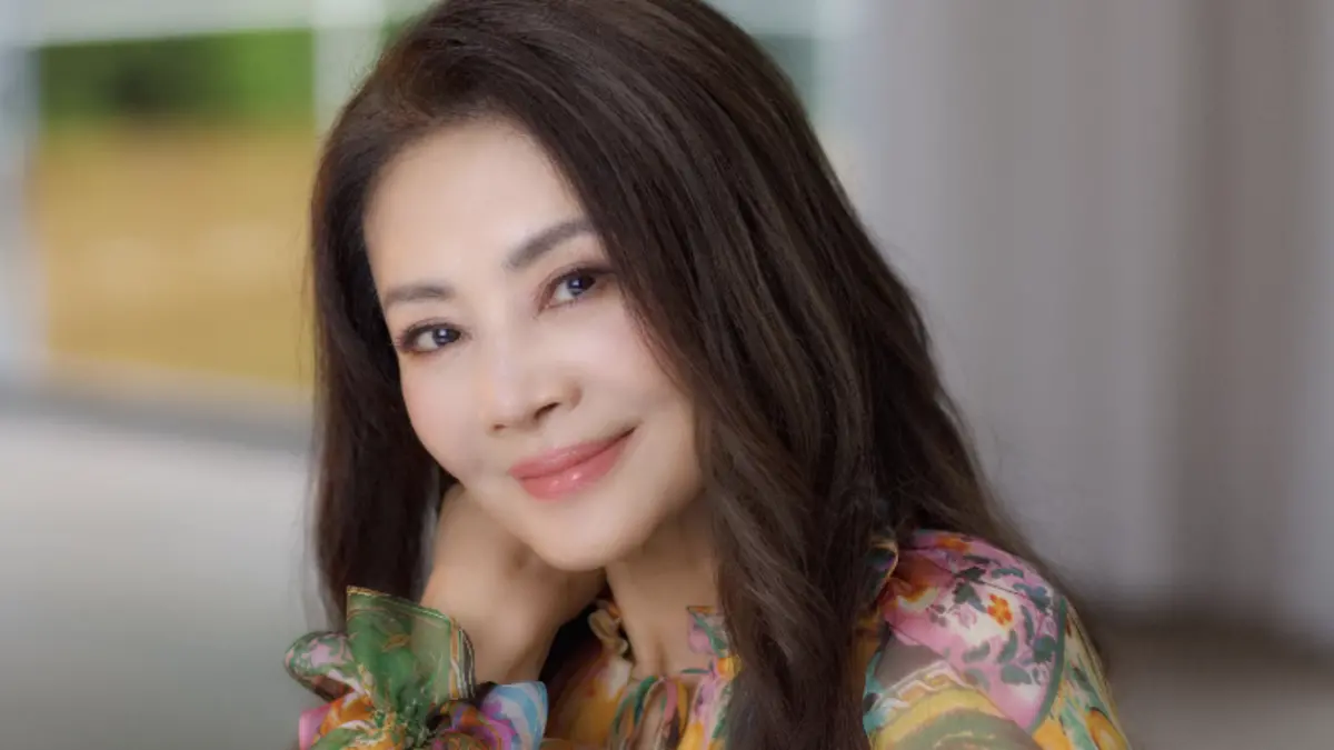 ▲「美魔女歌手」Rita（如圖）外型與身材相當凍齡，今（1）日釋出新單曲〈打勾勾〉，找來12歲寶貝兒子「小天」合拍MV，感性道，「我覺得天下的媽媽都會跟孩子做『打勾勾』這個動作。」作為歌曲發想概念。（圖／艾迪昇提供）