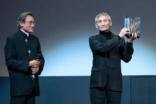 ▲徐克（右）獲獎，梁家輝（左）擔任頒獎人。（圖／烏迪內遠東國際電影節Far East Film Festival提供）