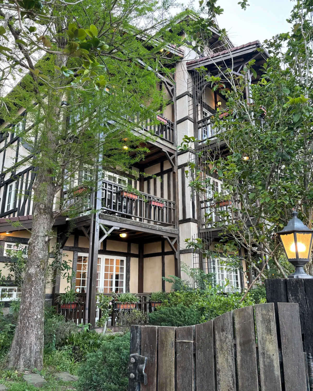 ▲見晴山莊融合都鐸式與歐式鄉村風格，坐落在落羽松林間，群山環繞，讓人遠離塵囂，壓力盡釋。（圖／業者提供）