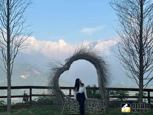 夏至時節避暑觀星 清境見晴山莊全包式專案親子漫遊首選 ▲清境見晴山莊群山環繞,可遠眺合歡山及翠峰,住上一晚,遠離塵囂,好不舒心。(圖/記者金武鳳攝,2025.5.1)