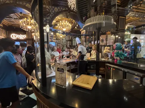 夏至時節避暑觀星 清境見晴山莊全包式專案親子漫遊首選 ▲埔里Cona’s妮娜巧克力夢想城堡,有如巧克力博物館,還有定時巧克力秀,帶領觀眾認識巧克力製程。(圖/記者金武鳳攝,2025.5.1)