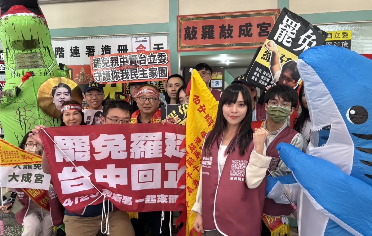 ▲立委黃捷到中六「敲成宮」應援，當誇誇超人為志工們打氣。（圖／罷團「中六敲羅」提供，2025.05.01）