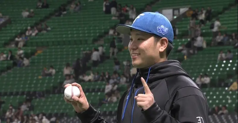 ▲「台灣金孫」古林睿煬今（1）日在與福岡軟銀的3連戰最後一場先發登板，主投7局狂飆10K僅失2分，順利拿下日職一軍先發生涯首勝，成為中職史上第2人，賽後也接受英雄訪問。（圖／擷取自DAZN）