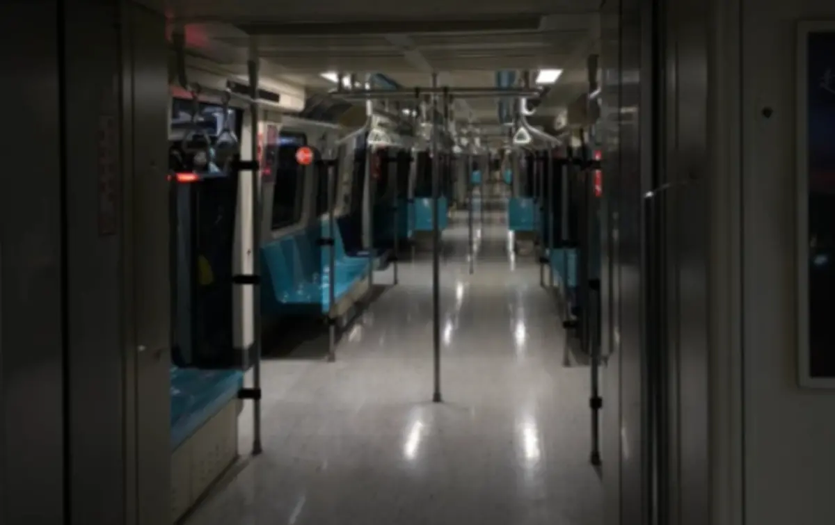 ▲台北捷運下午有乘客聞到燒焦味之後，下秒車廂燈光暗掉。（圖／翻攝自Threads@c_s_l_0829）