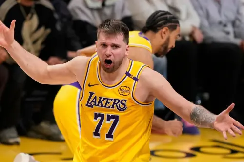 ▲洛杉磯湖人遭到淘汰，Luka Doncic的身體狀況和表現有所批評，防守問題成最大問題，主因歸咎於體態過胖。（圖／美聯社／達志影像）