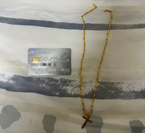▲警方查扣金鍊子及提款卡。（圖／翻攝畫面）
