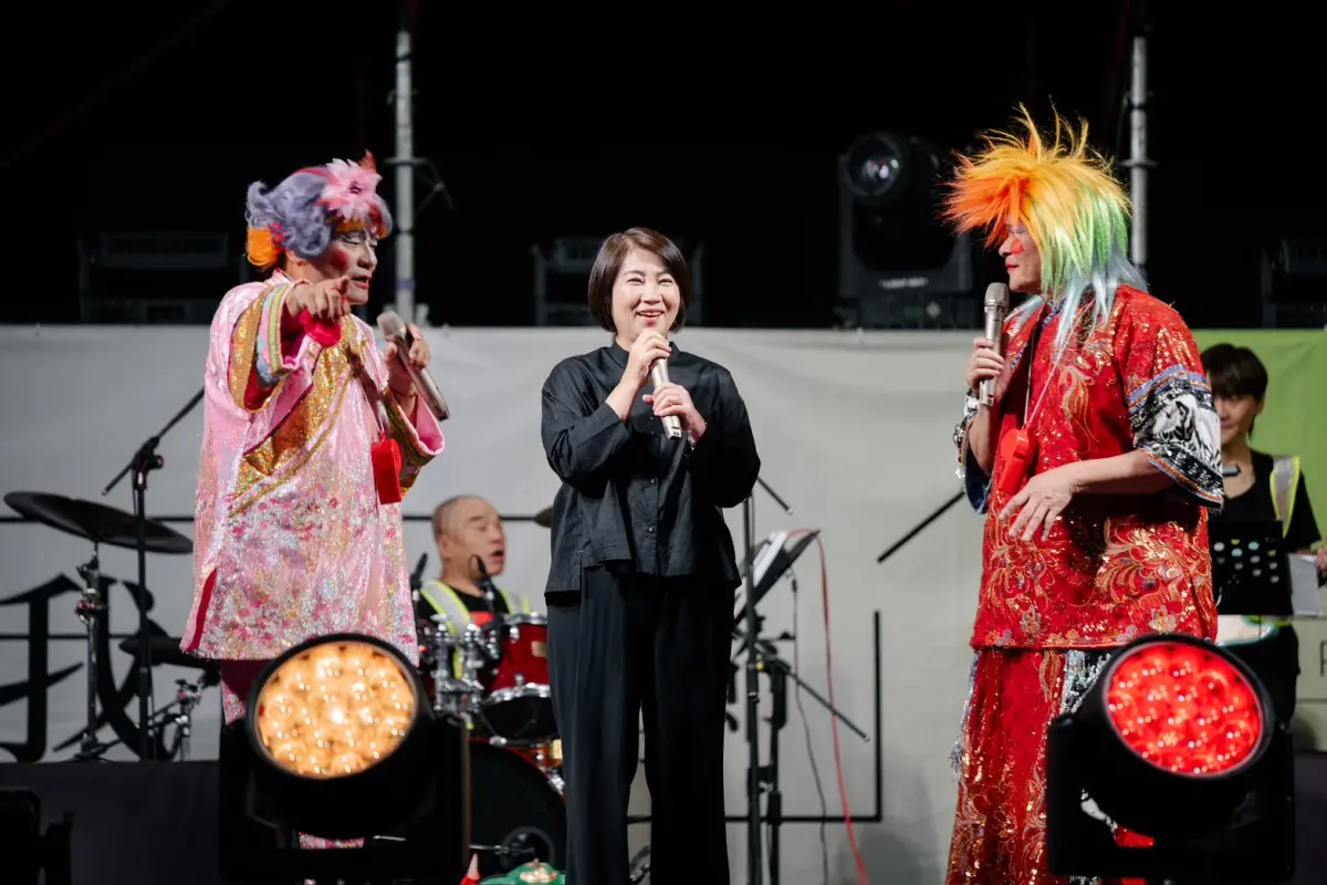 ▲ 51勞動節，屏東《我們生活節》鐵獅玉玲瓏擔綱主秀，周春米親自到場，與許效舜、澎恰恰合唱互動。（圖／屏東縣府提供）